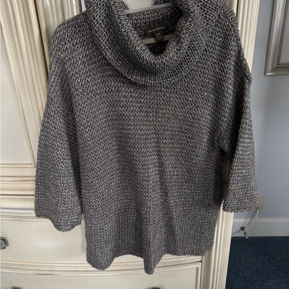 Tommy Bahama ladies sweater size M. Drop shoulder.